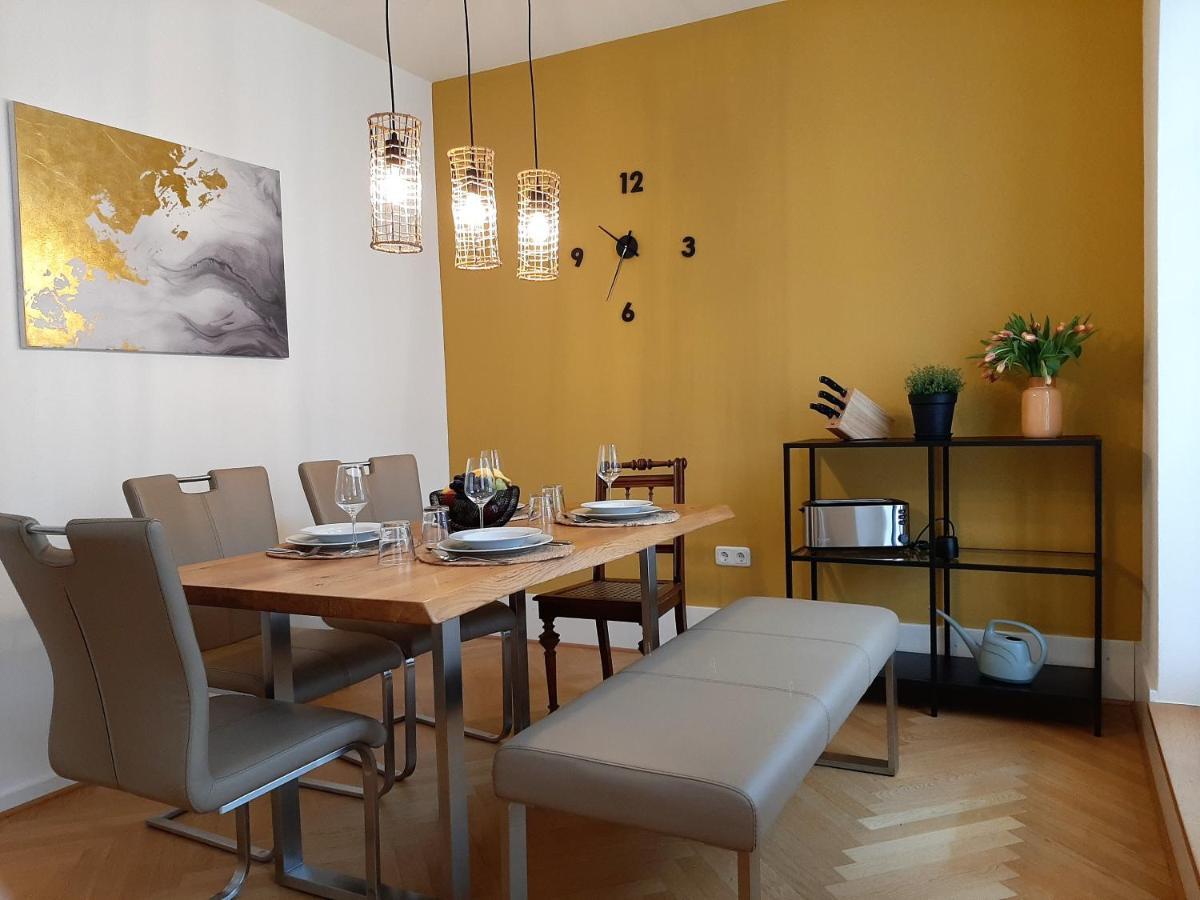 Apartment 4-6 Personen I 80Qm I Altstadt I Dachterasse I Parkplatz シュトラウビング エクステリア 写真