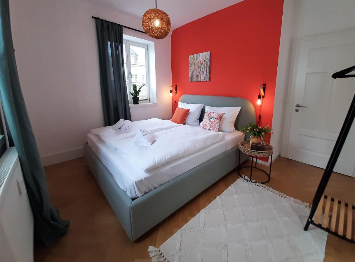 Apartment 4-6 Personen I 80Qm I Altstadt I Dachterasse I Parkplatz シュトラウビング エクステリア 写真